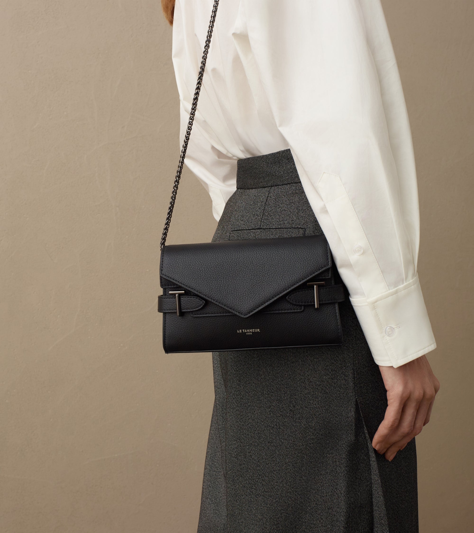 Emilie Clutch aus genarbtem Leder mit doppelter Überschlag-Schulterriemen