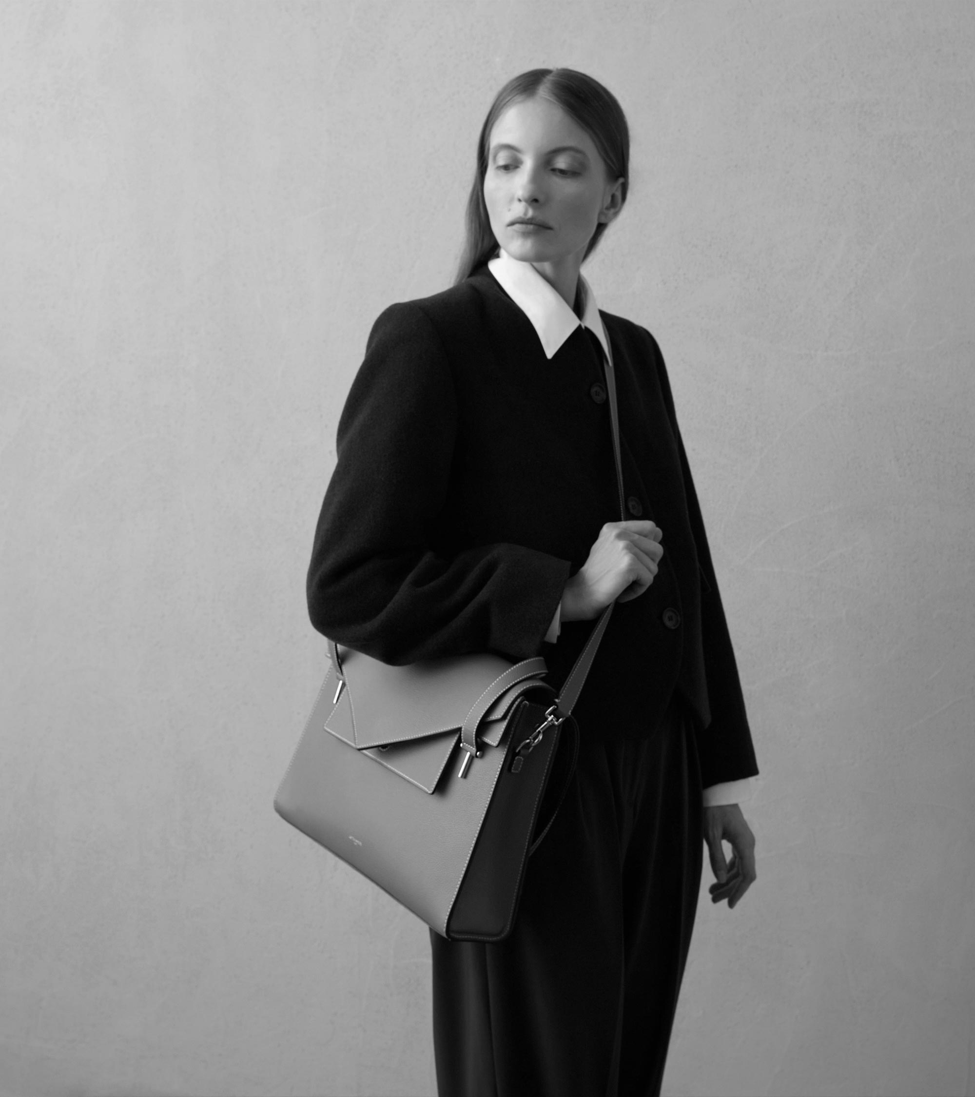 Porte documents double rabat porté épaule Emilie en cuir grainé