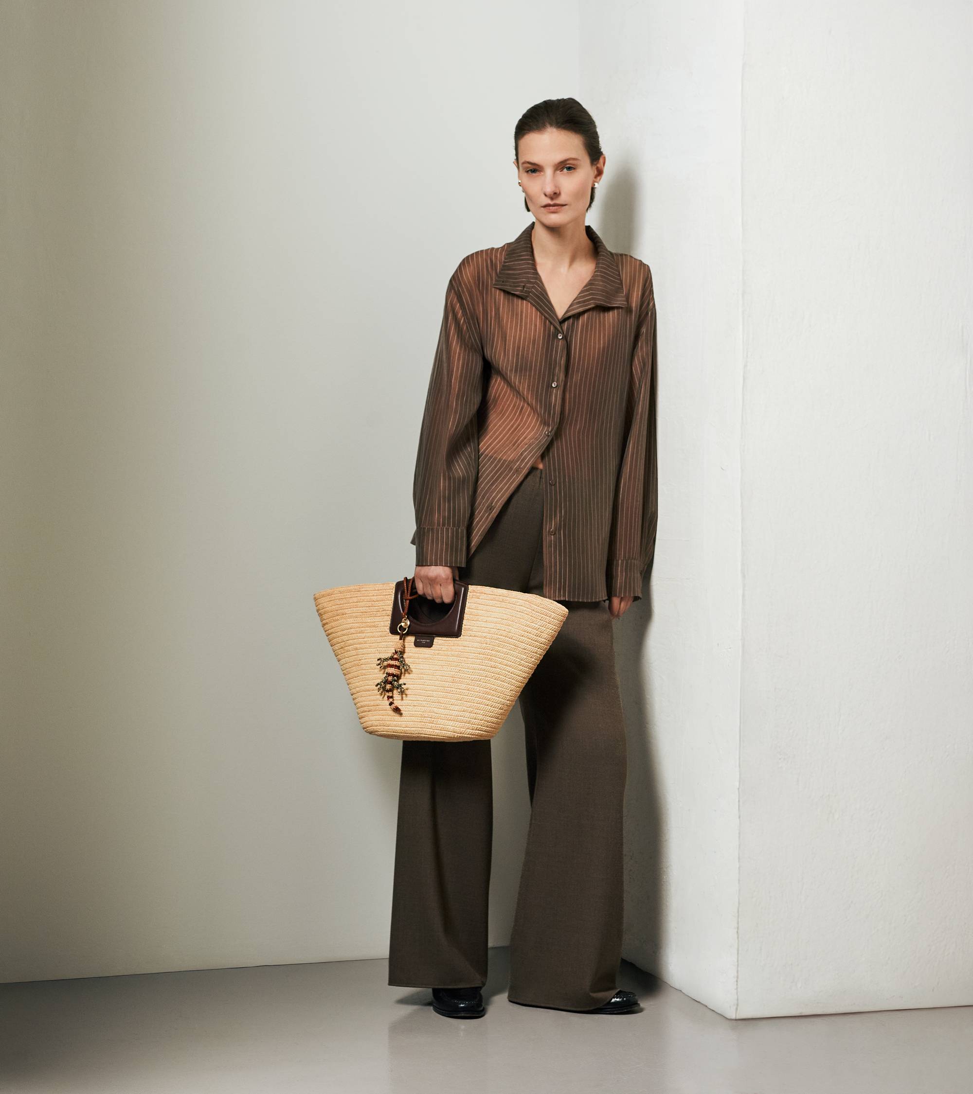 Large tote bag in natural raffia and smooth vegetable leather