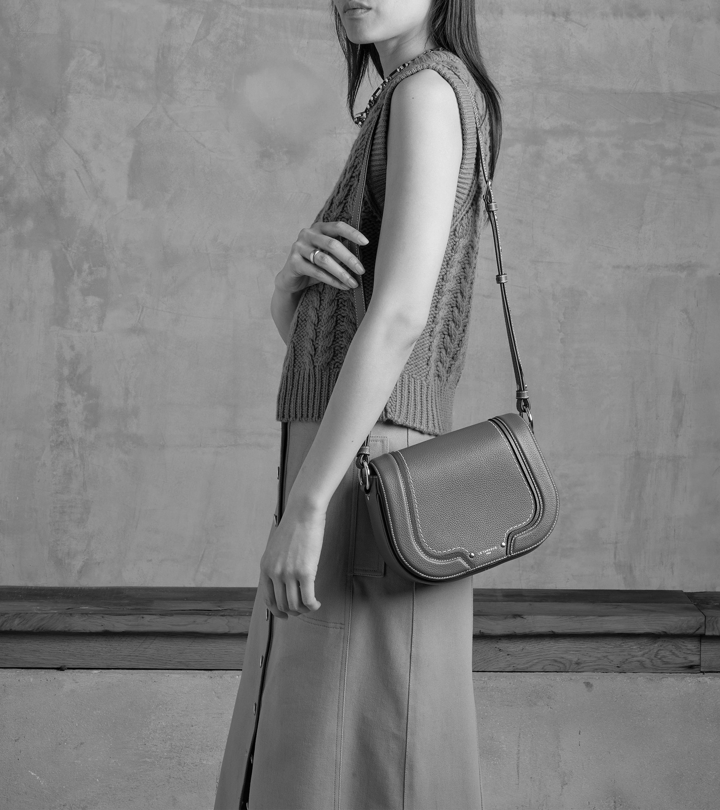 Bolso bandolera mediano modelo Ella de cuero granulado