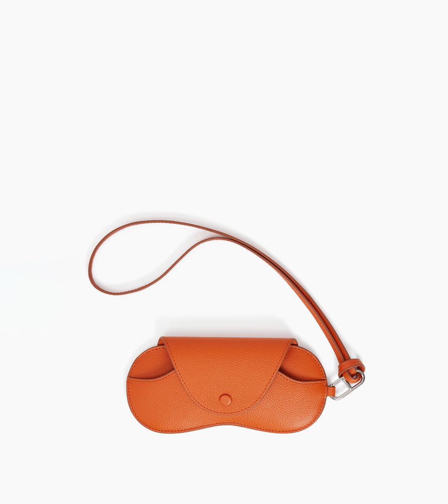 Brillenetui aus genarbtem Leder mit Charm