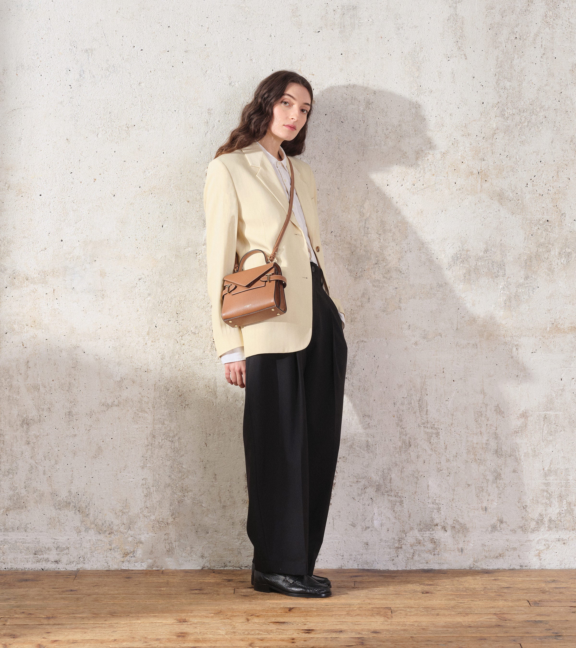 Bolso de mano pequeño Emilie de piel texturizada con doble solapa