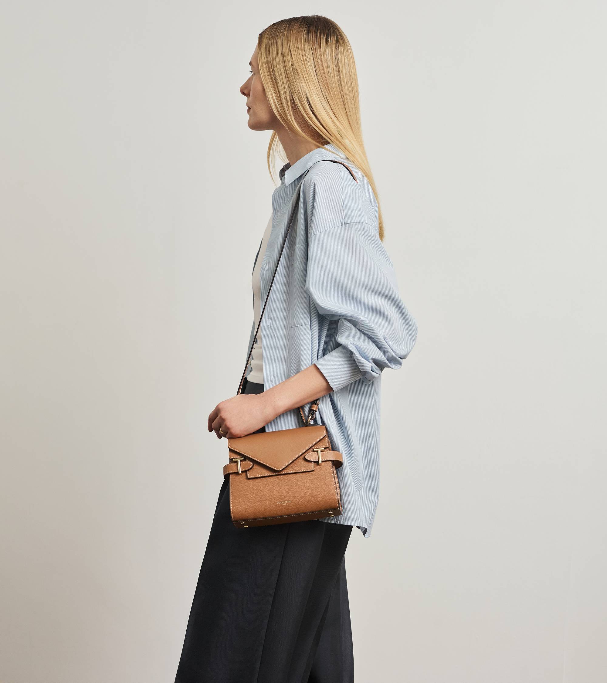 Bolso de mano pequeño Emilie de piel texturizada con doble solapa