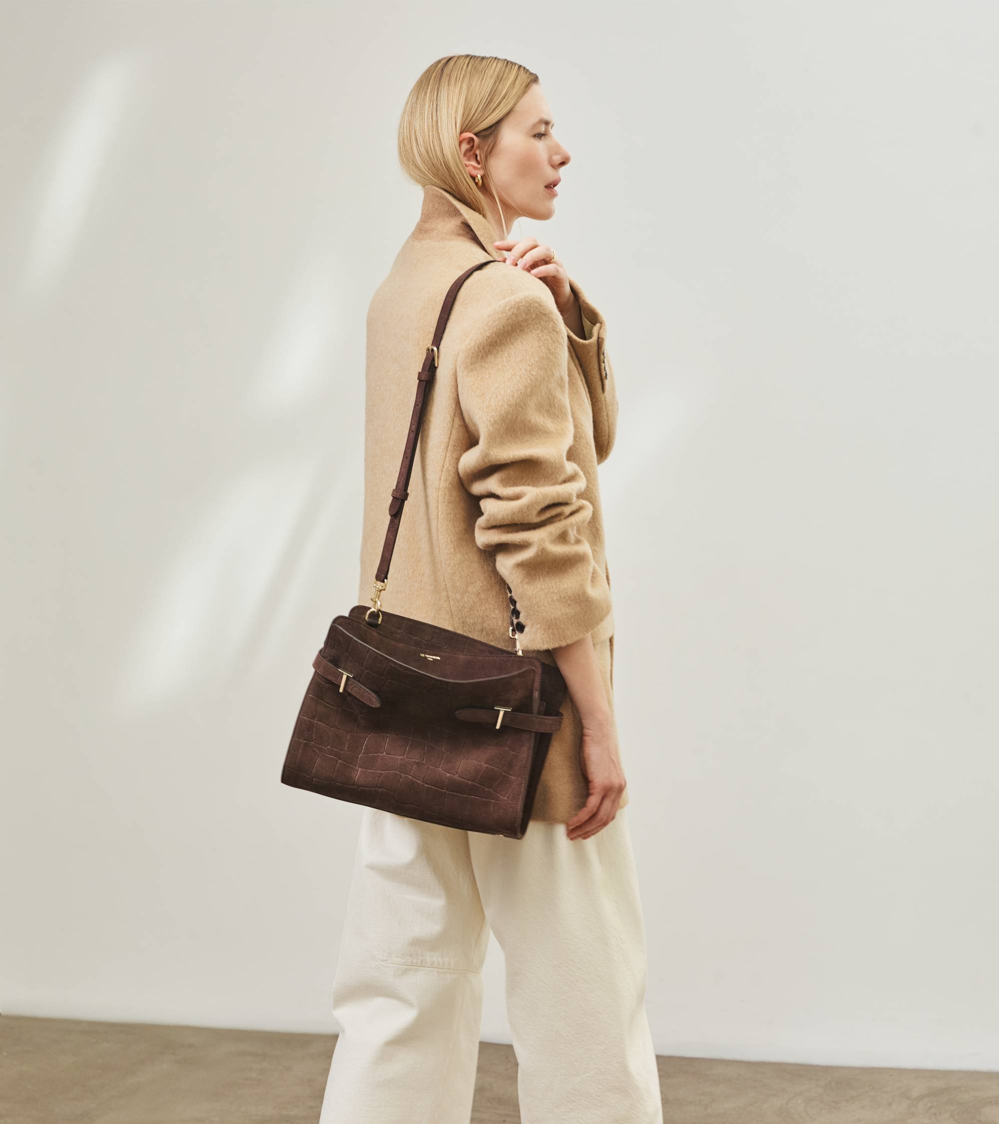 Bolso bandolera grande Emie de piel serraje con acabado de terciopelo efecto cocodrilo
