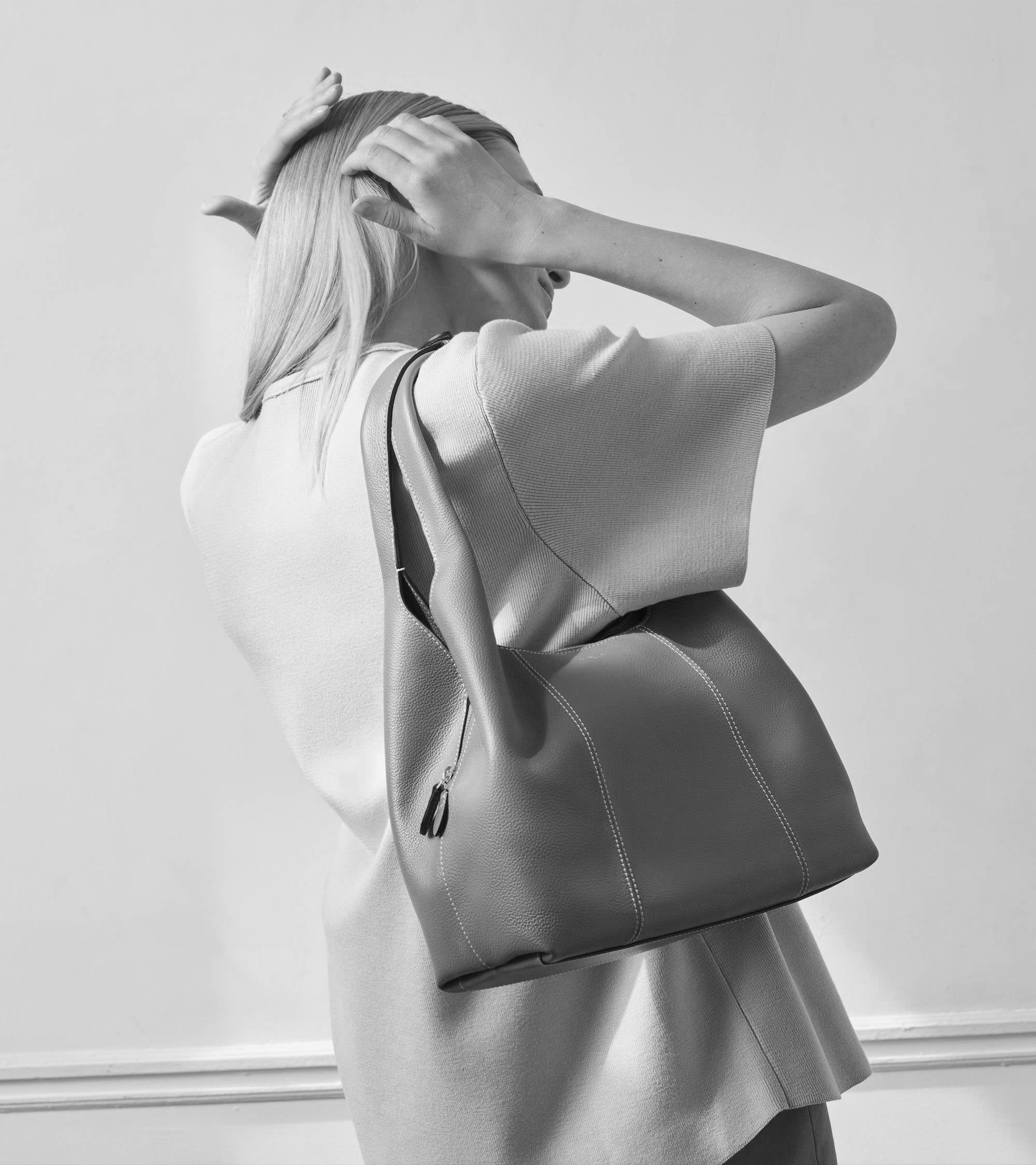 Bolso mediano Juliette de cuero granulado para llevar del hombro