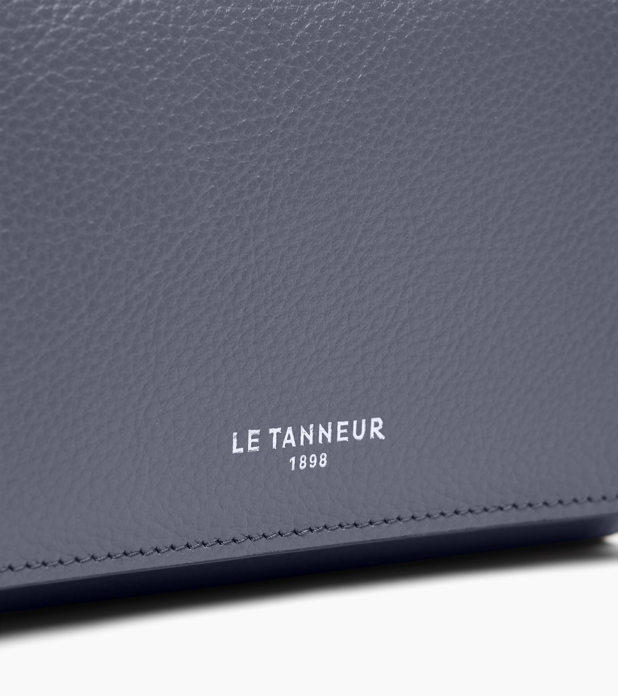 Cartera pequeña con solapa Louison de piel granulada